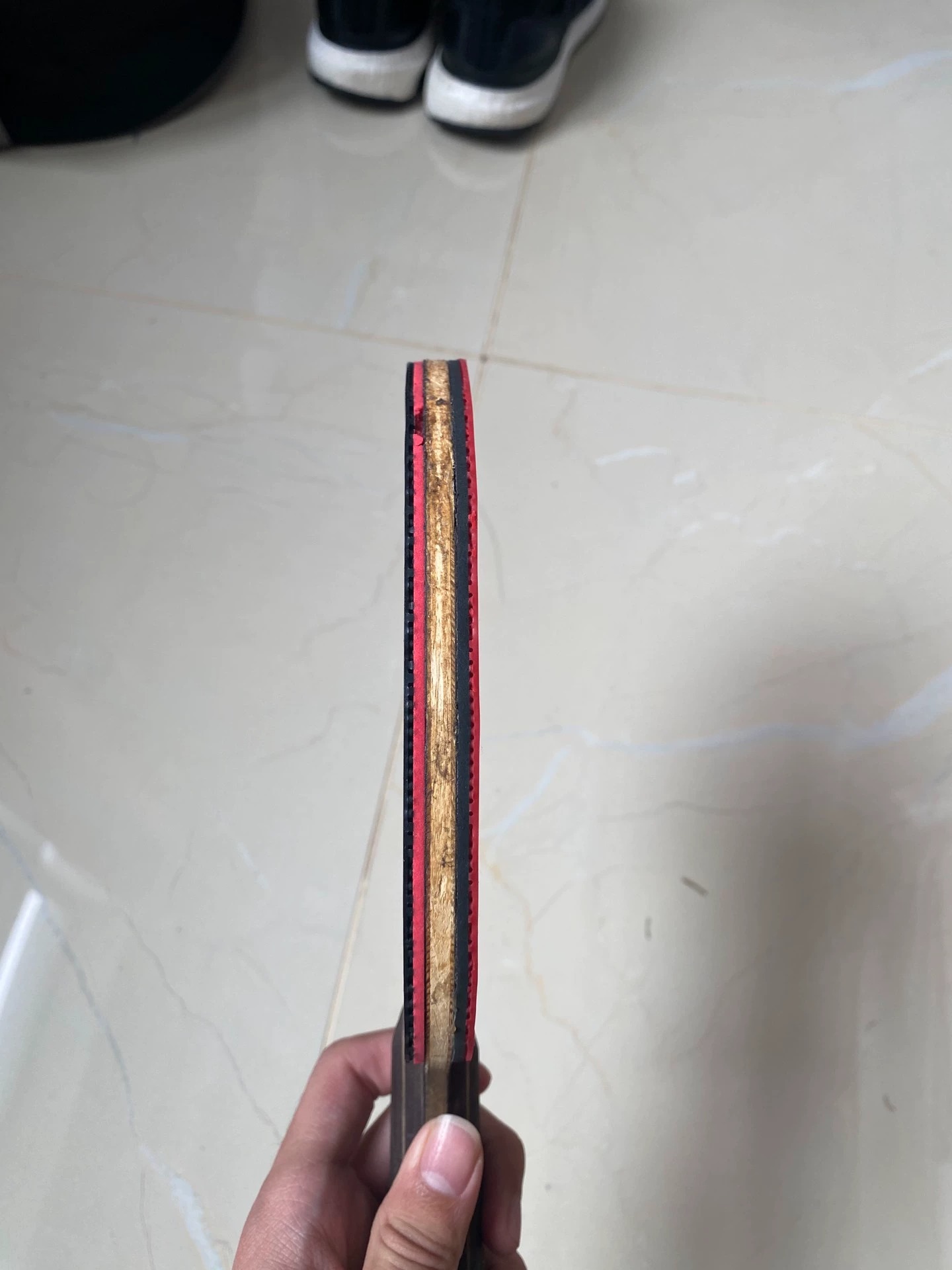 欧版斯蒂卡黑檀5 保真，轻微小磕碰，板面没有拉丝，打的很少大芯也很硬挺，一套出，套胶是骄猛白金 v 和红双喜金弓 9，都只用了不到一个月，1800 分以内的水平